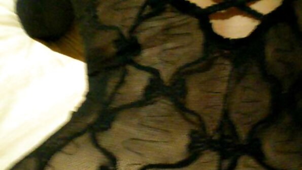 సెక్స్-ఆకలితో ఉన్న గృహిణి ఫ్లిర్టీ నాటీ తన అభిమాన సెక్స్ బొమ్మతో ఆడుకుంటుంది