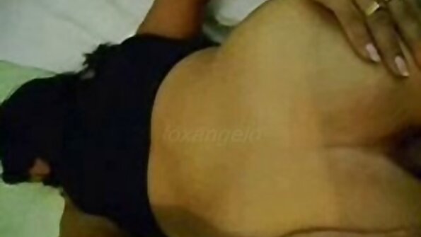 నల్లటి జుట్టు గల అమ్మాయి ఆత్మవిశ్వాసంతో ఆత్మవిశ్వాసం పీలుస్తోంది